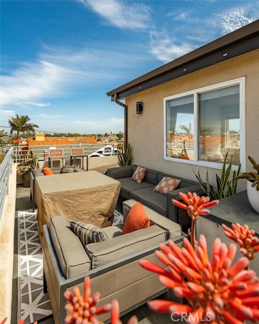 Roofdeck with panoramic views of the city, the snow covered mountains, PV and beyohd is a great place to relax with friends