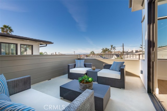 939 15th Street, Hermosa Beach, California 90254, 4 Bedrooms Bedrooms, ,5 BathroomsBathrooms,Residential,Sold,15th,SB21011635