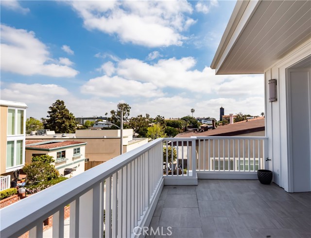 400 16th Street, Manhattan Beach, California 90266, 5 Bedrooms Bedrooms, ,4 BathroomsBathrooms,Residential,Sold,16th,SB19108613