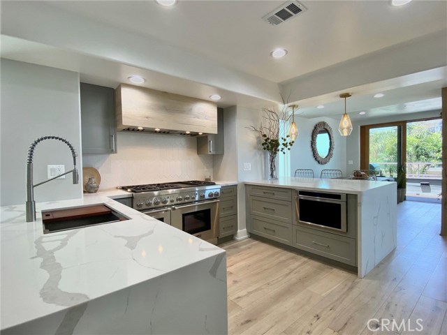Kitchen with Quartz Countertops and Sides. High-End Stainless Steel Built-In Appliances