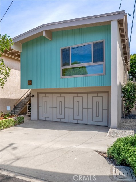 When only a Southbay life will do.. we're waiting for you. This home is in the Manhattan Beach Unified School District, blocks from the Pacific ocean, Live Oak Park, the tennis courts, downtown with the MB Pier, famous Strand, shops, stores, restaurants.. what more could one want. This is what dreams are made of. Welcome to Manhattan Beach.