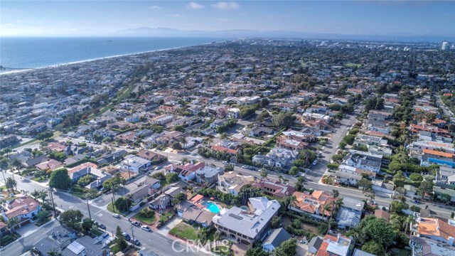 919 1st Street, Manhattan Beach, California 90266, 3 Bedrooms Bedrooms, ,2 BathroomsBathrooms,Residential,Sold,1st,SB17170070