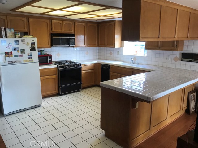 Kitchen with breakfast counter eating area