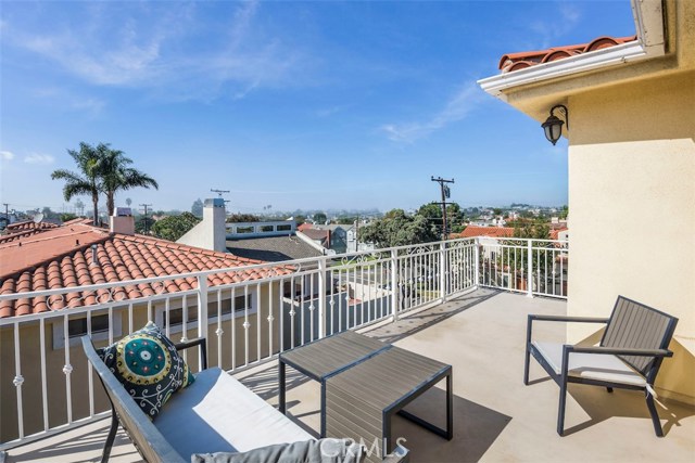202 Lucia Avenue, Redondo Beach, California 90277, 4 Bedrooms Bedrooms, ,3 BathroomsBathrooms,Residential,Sold,Lucia,PV17247828
