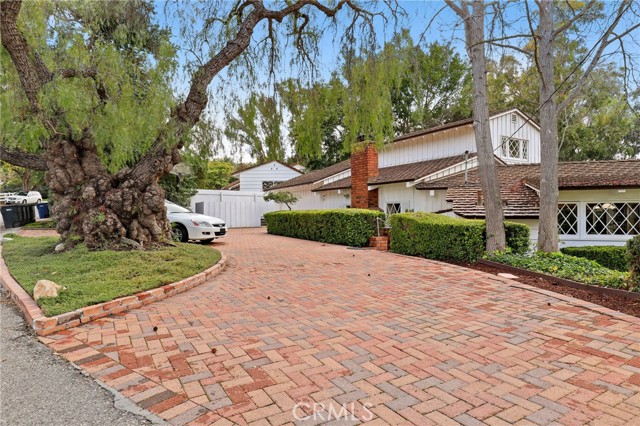 Brick laden circular driveway...