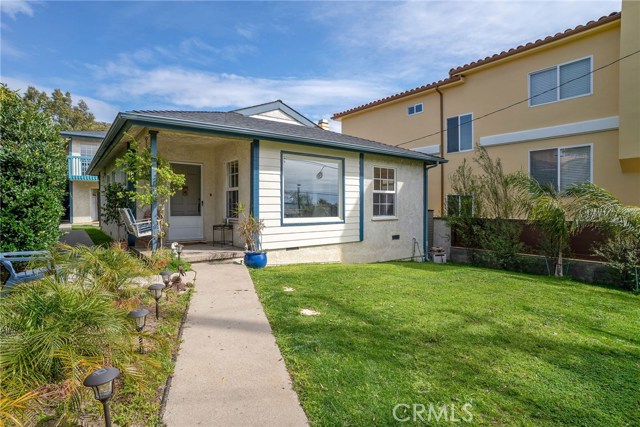 FRONT HOUSE: 950 SQ FT, 2 BEDROOMS, 1 BATHROOM, LAUNDRY AND SIDE PATIO.