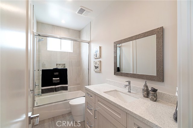 Upstairs Full Bathroom