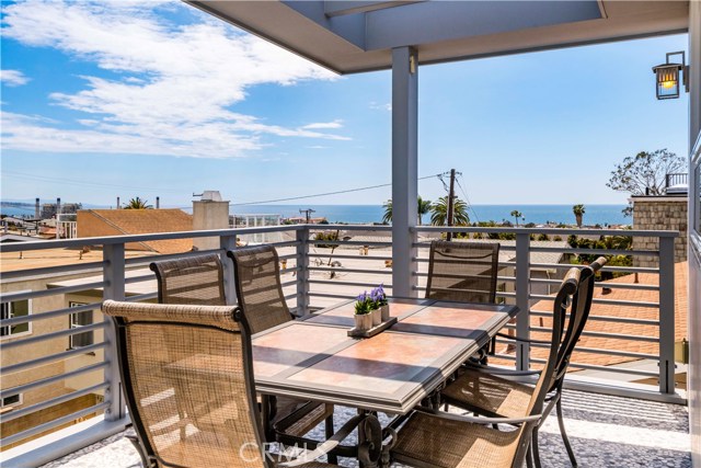 1074 7th Street, Hermosa Beach, California 90254, 4 Bedrooms Bedrooms, ,3 BathroomsBathrooms,Residential,Sold,7th,SB19068500