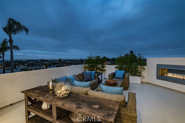 220 Larsson Street, Manhattan Beach, California 90266, 5 Bedrooms Bedrooms, ,3 BathroomsBathrooms,Residential,Sold,Larsson,SB18155607