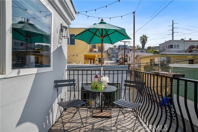 213 Seaview Street, Manhattan Beach, California 90266, 4 Bedrooms Bedrooms, ,3 BathroomsBathrooms,Residential,Sold,Seaview,SB19227675