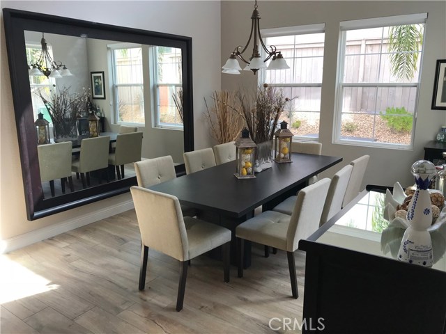 Dining room, great for entertaining