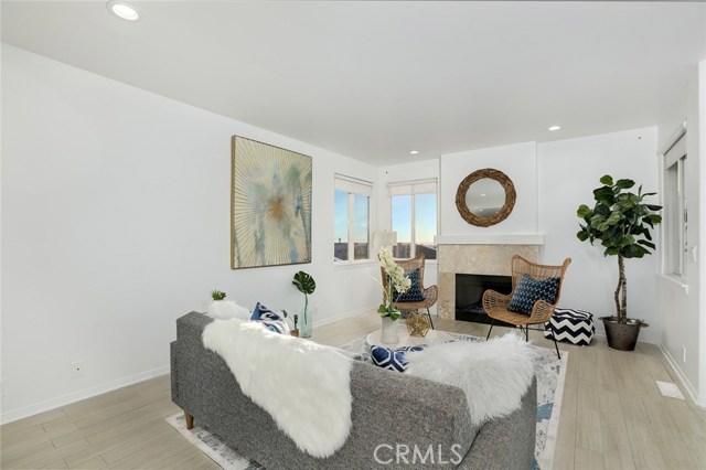 220 4th Street, Hermosa Beach, California 90254, 3 Bedrooms Bedrooms, ,4 BathroomsBathrooms,Residential,Sold,4th,PW18290182