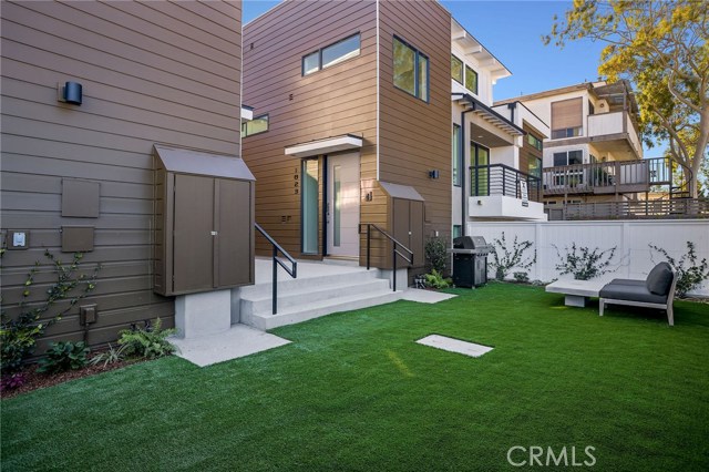 Common backyard area adjacent to front door