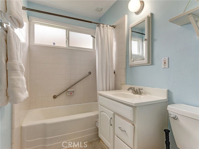Full bathroom with tiled tub/shower