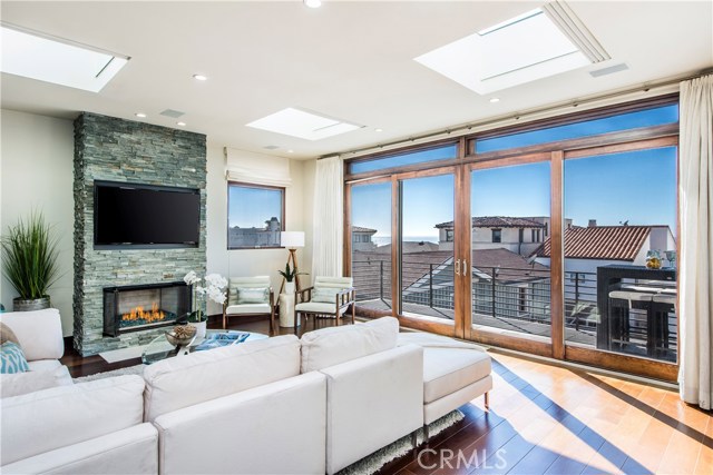2131 Hermosa Avenue, Hermosa Beach, California 90254, 4 Bedrooms Bedrooms, ,4 BathroomsBathrooms,Residential,Sold,Hermosa,SB19016177