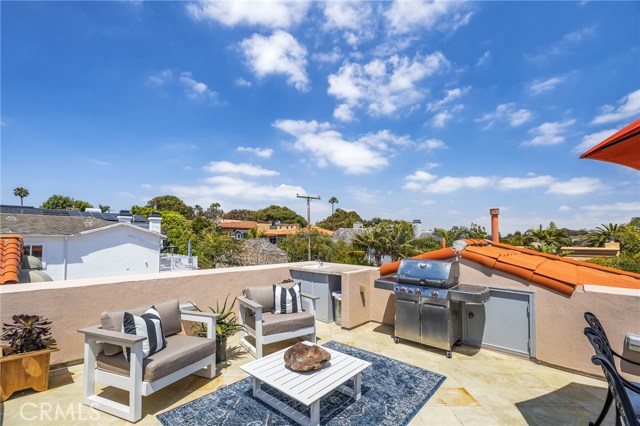 556 Helberta Avenue, Redondo Beach, California 90277, 4 Bedrooms Bedrooms, ,3 BathroomsBathrooms,Residential,Sold,Helberta,SB20115662