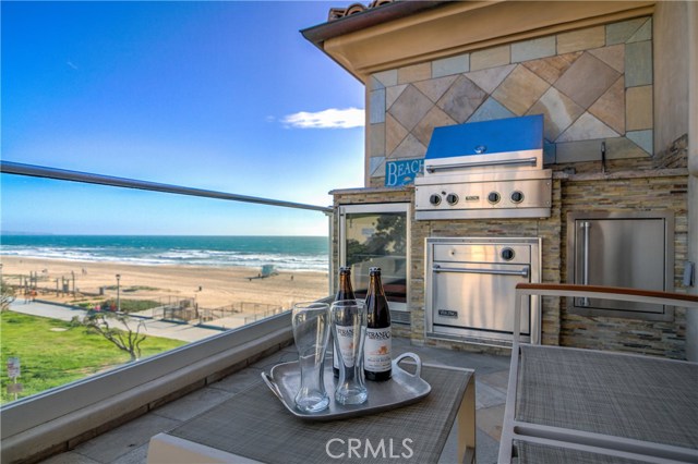 2702 The Strand, Manhattan Beach, California 90266, 3 Bedrooms Bedrooms, ,1 BathroomBathrooms,Residential,Sold,The Strand,SB17066172