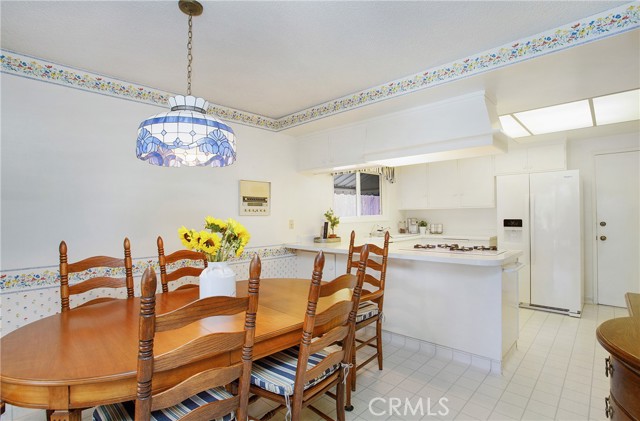 Light and bright kitchen with breakfast bar