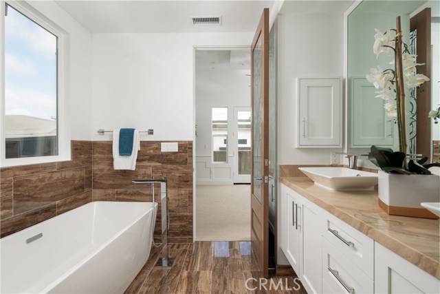 MASTER SOAKING TUB . . . AAAAH . . .