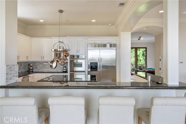 Kitchen breakfast bar