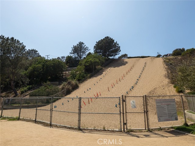 562 31st Street, Manhattan Beach, California 90266, 4 Bedrooms Bedrooms, ,3 BathroomsBathrooms,Residential,Sold,31st,SB21032362