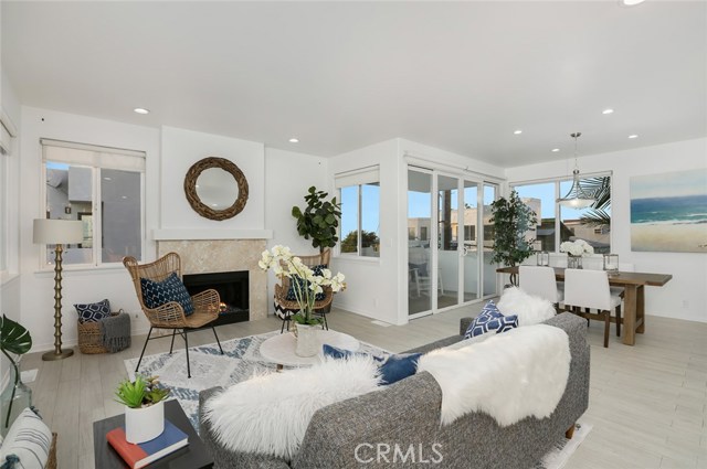 220 4th Street, Hermosa Beach, California 90254, 3 Bedrooms Bedrooms, ,4 BathroomsBathrooms,Residential,Sold,4th,PW18290182