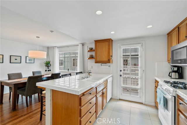 319 Emerald Street, Redondo Beach, California 90277, 2 Bedrooms Bedrooms, ,2 BathroomsBathrooms,Residential,Sold,Emerald,SB21122333