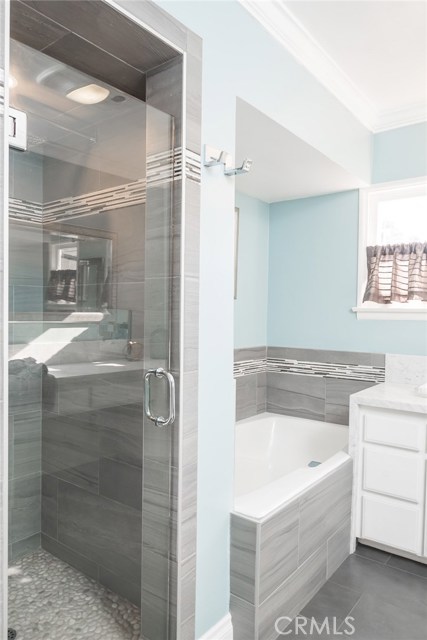 Mosaic Travertine Tile & Pebble Rock Detailing in Second Bathroom