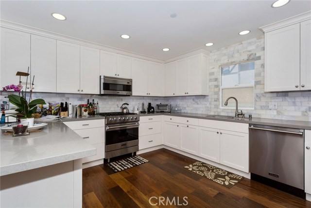 202 Irena Avenue, Redondo Beach, California 90277, 4 Bedrooms Bedrooms, ,3 BathroomsBathrooms,Residential,Sold,Irena,OC18171138