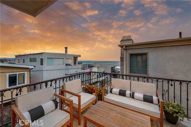 333 21st Place, Manhattan Beach, California 90266, 3 Bedrooms Bedrooms, ,3 BathroomsBathrooms,Residential,Sold,21st,SB21154619