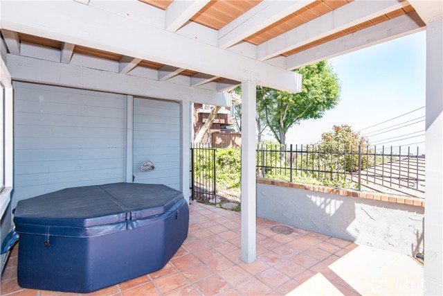 Spa Tub can stay or be removed!