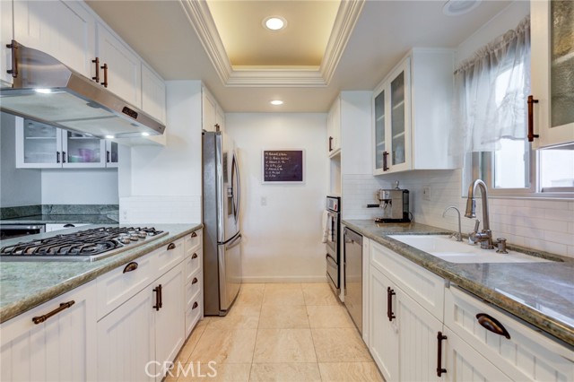 Granite counters, stainless steel appliances, crown molding, and recessed lighting