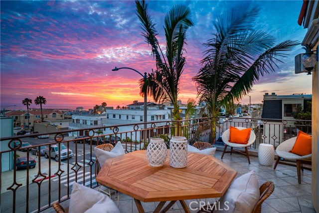 214 10th Street, Hermosa Beach, California 90254, 3 Bedrooms Bedrooms, ,3 BathroomsBathrooms,Residential,Sold,10th,SB18167893