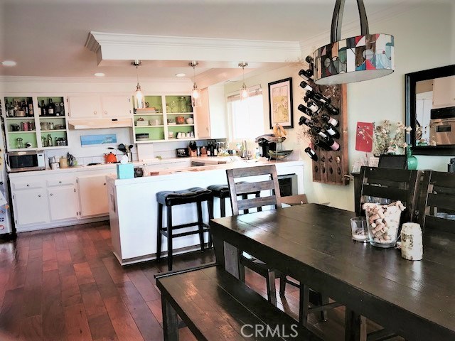Open space kitchen with breakfast bar