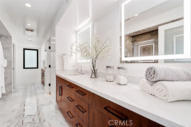 1705 Bayview Drive, Hermosa Beach, California 90254, 4 Bedrooms Bedrooms, ,2 BathroomsBathrooms,Residential,Sold,Bayview,SB20095687
