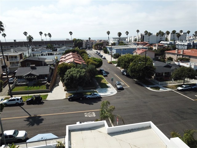 700 Broadway, Redondo Beach, California 90277, 4 Bedrooms Bedrooms, ,3 BathroomsBathrooms,Residential,Sold,Broadway,SB18200187