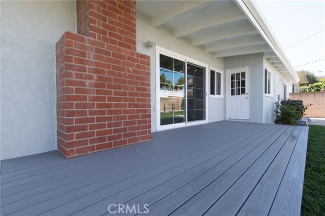 TREX LOW MAINTENANCE DECK - SLIDING DOOR TO KITCHEN
