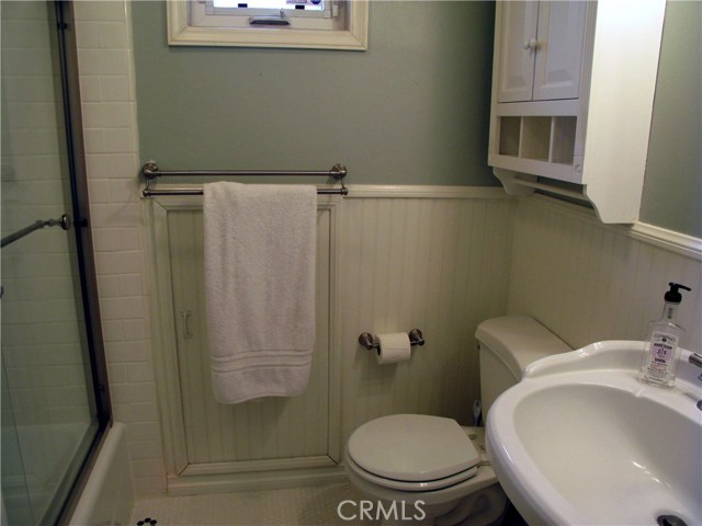 Upstair bathroom with tub/shower