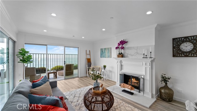 555 Esplanade, Redondo Beach, California 90277, 2 Bedrooms Bedrooms, ,2 BathroomsBathrooms,Residential,Sold,Esplanade,SB20245440