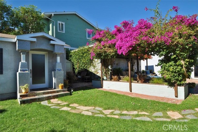 A view of the detached guest house to the left
