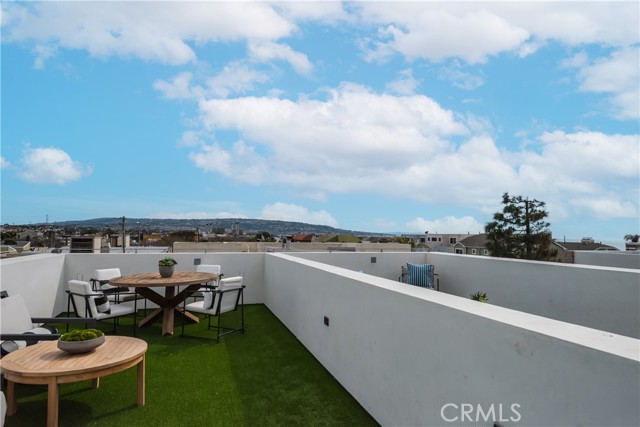 1104 Loma Dr, Hermosa Beach, California 90254, 3 Bedrooms Bedrooms, ,1 BathroomBathrooms,Residential,Sold,Loma Dr,SB21009911