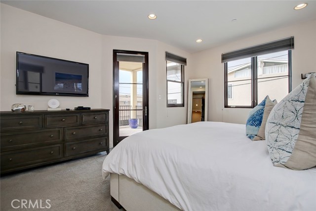 320 33rd Place, Manhattan Beach, California 90266, 3 Bedrooms Bedrooms, ,3 BathroomsBathrooms,Residential,Sold,33rd,SB21043576