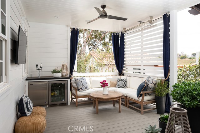 Patio/loggia with dual keg beer tap and wine fridge
