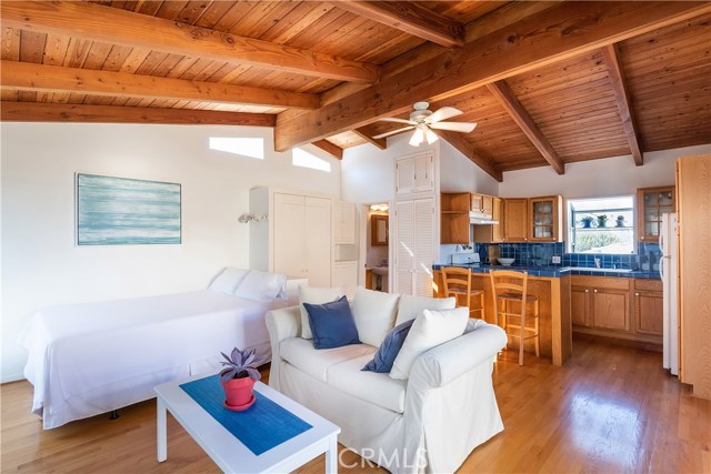 Fully equipped quest quarters with vaulted ceilings, Full kitchen, Washer/dryer and bathroom/shower