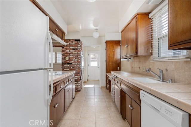 1327 Helberta Avenue, Redondo Beach, California 90277, 3 Bedrooms Bedrooms, ,1 BathroomBathrooms,Residential,Sold,Helberta,SB20260522