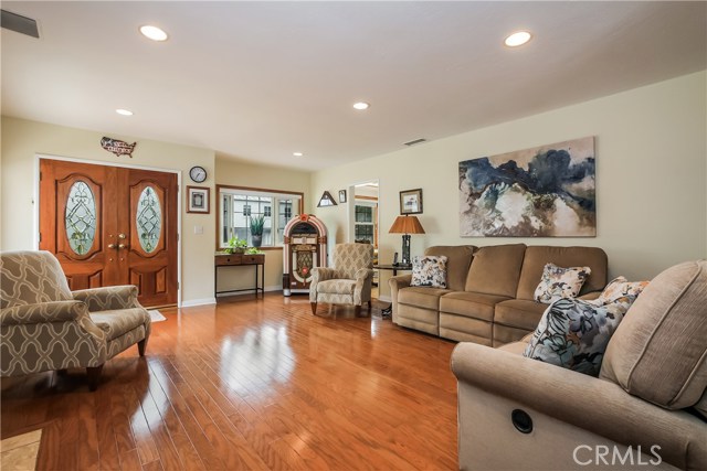 575 27th Street, Manhattan Beach, California 90266, 3 Bedrooms Bedrooms, ,2 BathroomsBathrooms,Residential,Sold,27th,SB20184476