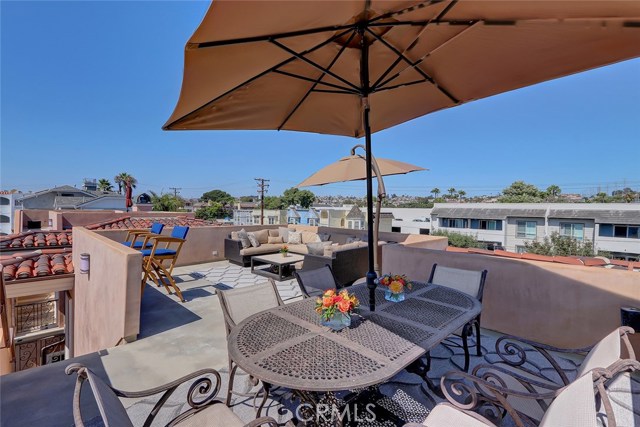 33 Monterey Boulevard, Hermosa Beach, California 90254, 4 Bedrooms Bedrooms, ,3 BathroomsBathrooms,Residential,Sold,Monterey,SB19181128