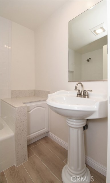 Bathroom 3 Ensuite Pedestal Sink with Bathtub