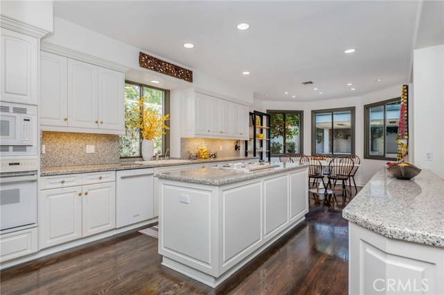 Large Open Eat-In Kitchen