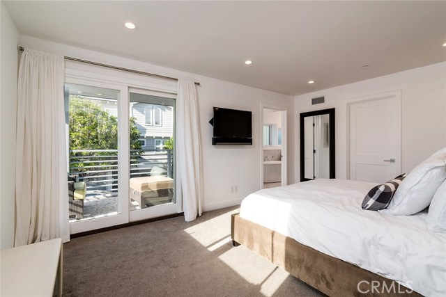 1072 7th Street, Hermosa Beach, California 90254, 4 Bedrooms Bedrooms, ,3 BathroomsBathrooms,Residential,Sold,7th,SB19164165